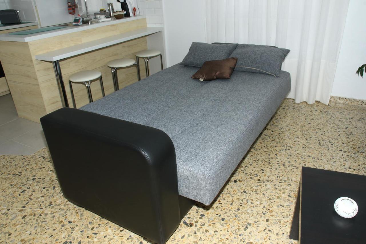 Apartamento R Y C Aviles Bagian luar foto