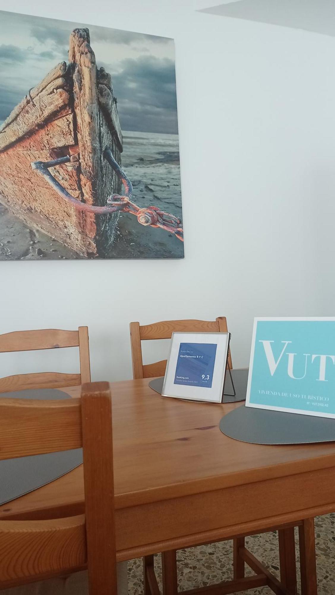 Apartamento R Y C Aviles Bagian luar foto